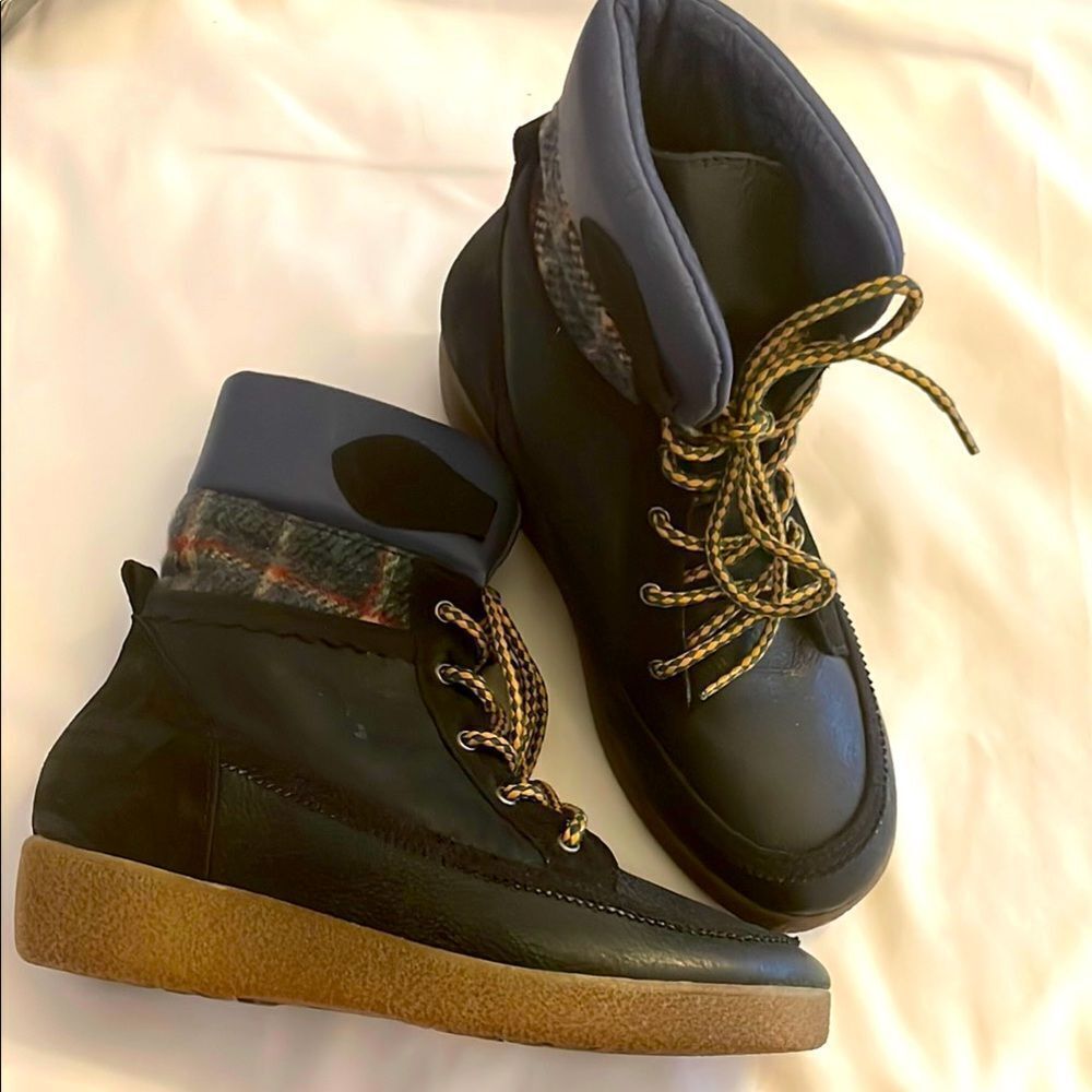 COOLWAY DARK BLUE ABD FLANNEL BOOTIES.   NEW IN BOX